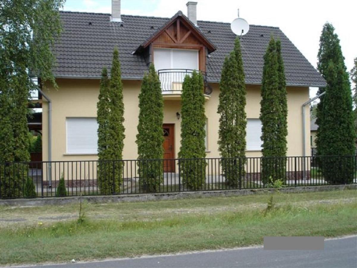 Apartamento 14 Férőhelyes Ház Saját Stéggel, Játszótérrel Balatonfenyvesen Vízparti Utcában *