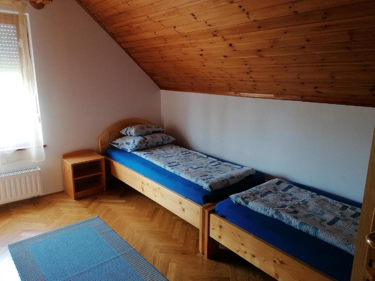 Apartamento 14 Férőhelyes Ház Saját Stéggel, Játszótérrel Balatonfenyvesen Vízparti Utcában