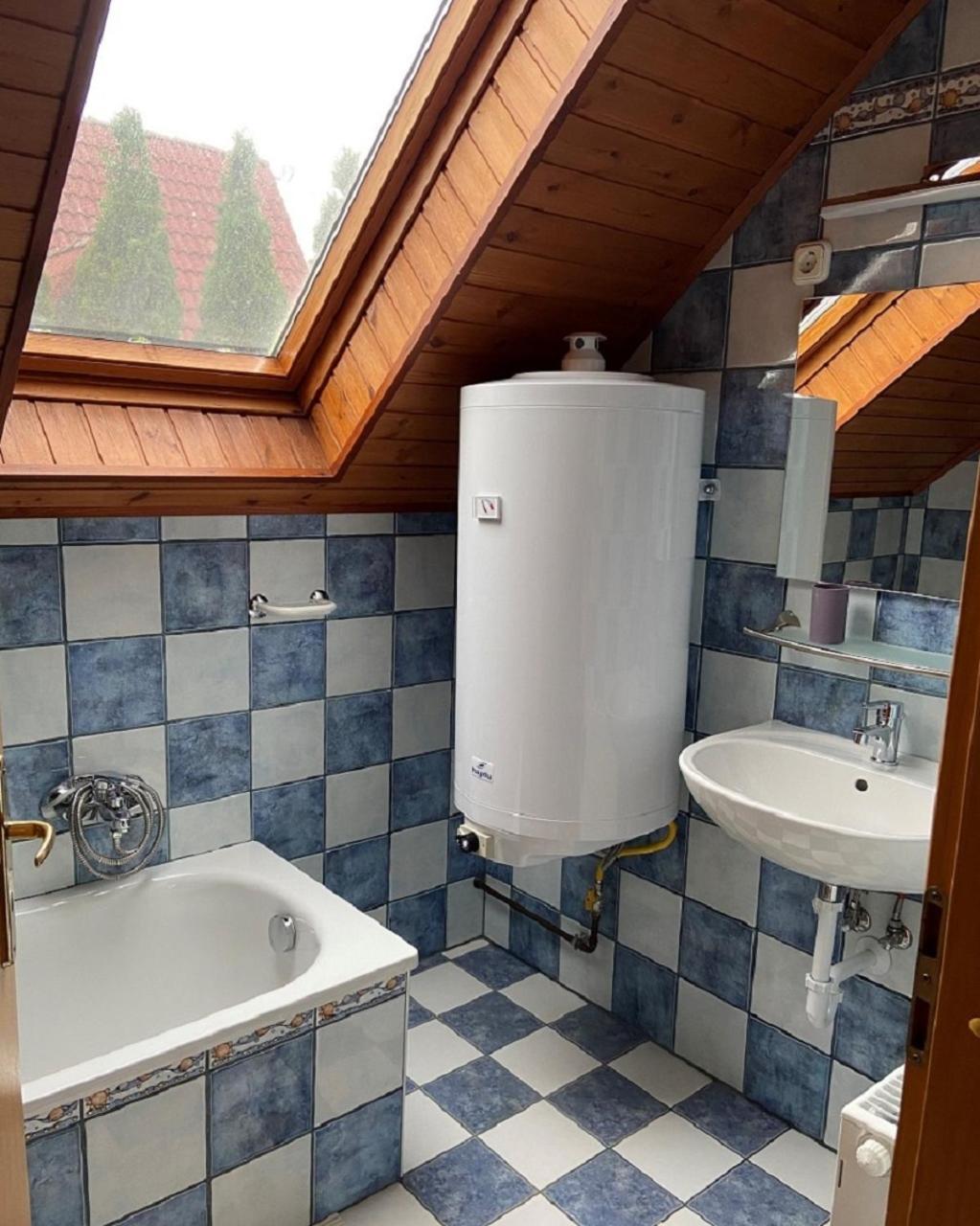 Apartamento 14 Férőhelyes Ház Saját Stéggel, Játszótérrel Balatonfenyvesen Vízparti Utcában *