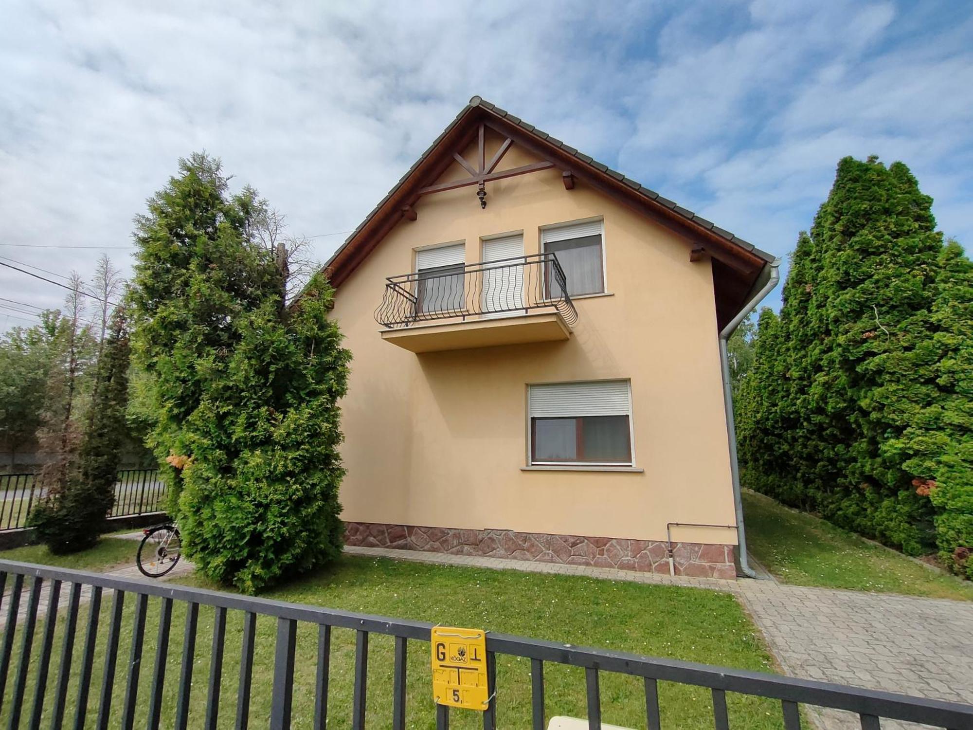 Apartamento 14 Férőhelyes Ház Saját Stéggel, Játszótérrel Balatonfenyvesen Vízparti Utcában